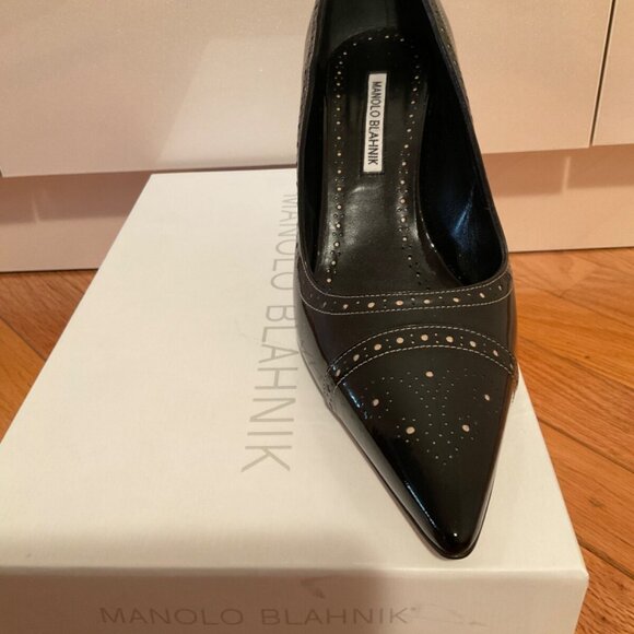 MANOLO BLAHNIK Quitohi Spectator Black Patent Leather Pumps - Picture 10 of 12